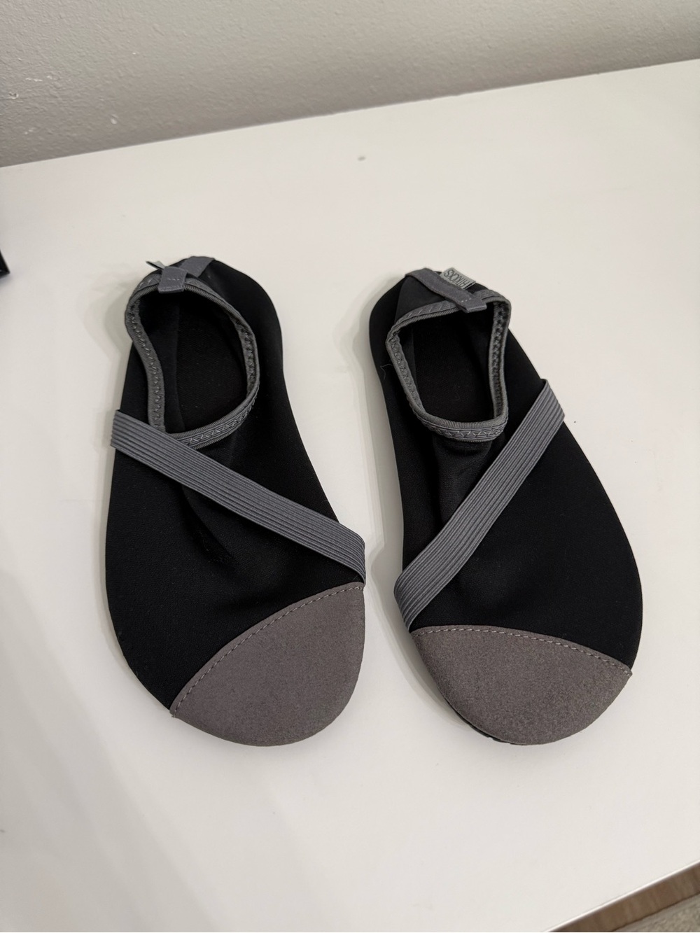 Fitkicks Shoes Womens Medium Black Gray Flats Elastic Cross Band Yoga Barefoot